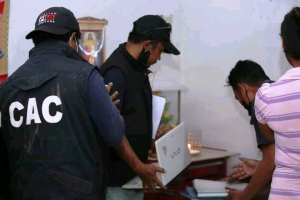 Ekipa Investigasaun Komisaun Anti Korrupsaun (KAK) revista hela dokumentu iha arguidu sira-nia fatin. . 