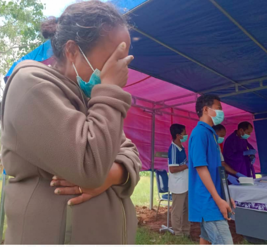 Familia husi Matebian asiste prosesu funeral husi distansia iha Metinaro, tersa (6/4)