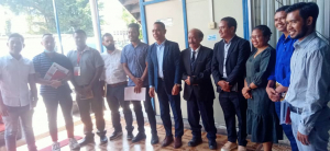 Diretor Ezekutivu FM, Abel Amaral ho ekipa foto hamutuk ho Prezidente Komisaun B, José Agostinho Siqueira &quot;Somotxo&quot; iha Parlamentu Nasional, kinta (20/10). 