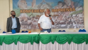 Prezidente CNRT, Kay Rala Xanana Gusmao akompana husi Jurista Manuel Tilman hakat ba meza konferensia imprensa iha sede partidu CNRT, iha Bairru dos Grillus Dili (30/4)