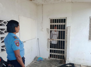 Joven-ida ne’ebé detein hela iha sela detensaun Komandu PNTL Muniípiu Baukau, segunda (03/01).