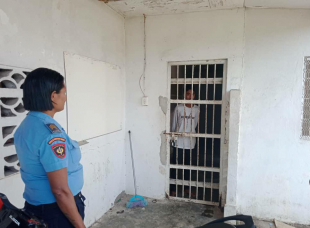 Joven-ida ne’ebé detein hela iha sela detensaun Komandu PNTL Muniípiu Baukau, segunda (03/01).