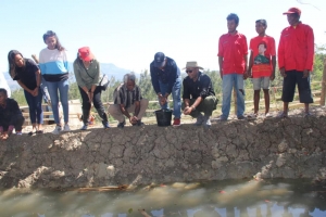 Sekretariu Estadu Kooperativa, Arsenio Pereira hamutuk ho komunidade sira husik hela ikan ba kolam iha Venilale