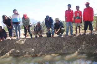 Sekretariu Estadu Kooperativa, Arsenio Pereira hamutuk ho komunidade sira husik hela ikan ba kolam iha Venilale