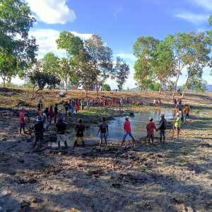 Movimentu Konservasaun Bee (MKB), hamutuk ho komunidade aldeia Labubo kee hela Debu naturál Maloko-Lulá, iha Suku Lakumesak, domingu (04/07).