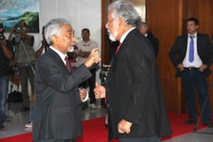 Sekretariu Jeral Partidu FRETILIN, Dr. Mari Alkatiri dada lia ho Prezidente CNRT, Kay Rala Xanana Gysmao iha okaziaun ruma iha kotuk liu ba