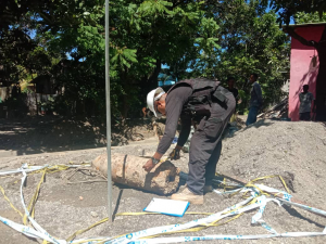 Membru Seksaun Explosive Ordenance Disposal (EOD) haree hela bomba ne’ebé komunidade sira hetan iha Kuluhun de Baixo.