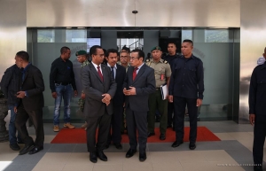 Prezidente da republika Dr. Francisco Guterres Lu Olo dada lia hela ho Komisariu KAK, Sergio Hornai iha portaun Ministeiru Financas iha aitarak Laran Dili (24/2)