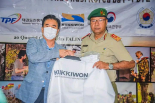 Embaisadór Korea Súl iha Timor-Leste Entrega hela farda Taekwondo ba Xefe Estadu Maior Jenerál FALINTIL-Forsa Defesa Timor-Leste (F-FDTL), Tenente Jenerál Falur Rate Laek.