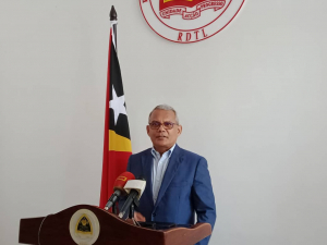 Ministru Finansas (MF) Rui Gomes ko&#039;alia hela ba media sira hafoin hasoru-malu ho Primeiru Ministru (PM), Taur Matan Ruak, Segunda (14/12).