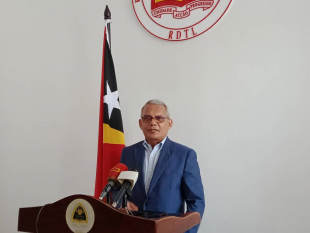 Ministru Finansas (MF) Rui Gomes ko&#039;alia hela ba media sira hafoin hasoru-malu ho Primeiru Ministru (PM), Taur Matan Ruak, Segunda (14/12).