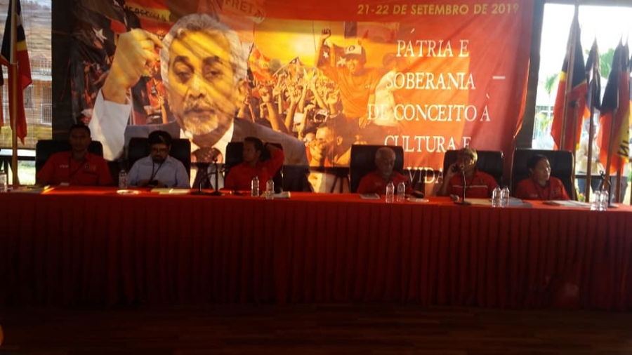 Sekretariu Jeral partidu FRETILIN ho estrutura principal sira tuur iha meja Konferensia Nasional ninian 