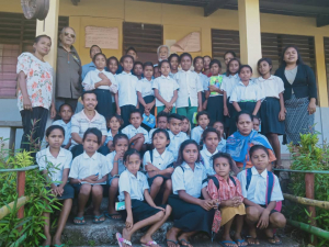 Eis Prezidente da Republika (2007-2012) Dr. Jose ramos Horta no Eis Prezidente da Republika (2002-2007) mos Eis Primeiru Ministru (2007-2015), Kay Rala Xanana Gusmao foto hamutuk ho estudante mos Hanorin na&#039;in sira iha Eskola Publiku Tutuluru, same, Manufahi, Kuarta feira (23/9)