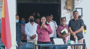 Xefe Suku Komoro Eurico da Costa de Jesus hamriik besik Bandeira Nasional no liman los husi  Vise Primeira Ministra Armanda Berta iha sede Suku Komoro (9/5)