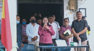 Xefe Suku Komoro Eurico da Costa de Jesus hamriik besik Bandeira Nasional no liman los husi  Vise Primeira Ministra Armanda Berta iha sede Suku Komoro (9/5)
