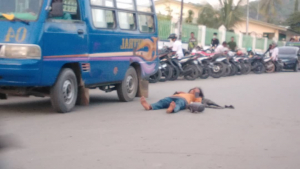 Sidadaun feto na&#039;in-ida ne’ebé ho kondisaun defisiensia (moras mental) toba hela iha estrada klaran iha área Ospital Nasional Guidu Valadares (HNGV), segunda (13/12). 