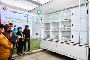  Enkaregada Reprezentante País UNICEF, Emmanulle Collet, entrega direta kareta kamioneta ho ekipamentu ba Ministra Saúde (MS), Odeta Maria Freitas Belo.