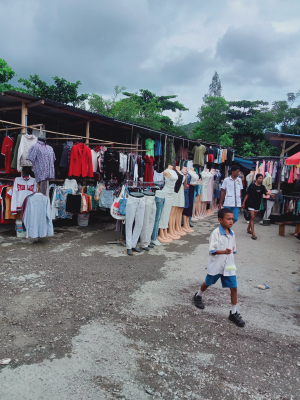 Roupa obralan ne’ebé fa’an hela iha merkadu manleuana, kuarta (08/05).