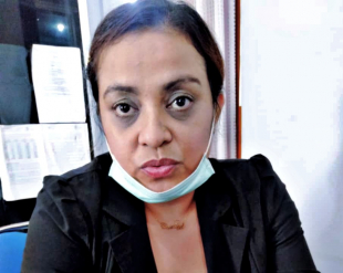 Diretora Ajensia Planeamentu Munisípiu Dili Emiliana Soares ko&#039;alia ba jornalista Tempo Timor iha nia knaar fatin, Kinta (13/08) 