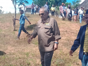 Eis Prezidente da Republika (2007-2012) Dr. Jose ramos Horta no Eis Prezidente da Republika (2002-2007) mos Eis Primeiru Ministru (2007-2015), Kay Rala Xanana Gusmao halo vizita ba Eis Prezidente da Republika, Saudozu Nicolao Lobato nia Mate Fatin iha Binani, Aldeia Maubisse, Suku Mindelo, postu administrativu Turiskai, Munisípiu Manufahi.(23/9)