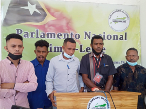 Reprezentante Família hamutuk atusida-ualunolu (180) husi Aldeia We-Bicas, Sub-Aldeia Bitirai, Suku Klakuk, Postu Administrativu Fatuberliu, Munisípiu Manufahi, iha Parlamentu Nasionál (PN), kuarta (6/10).
