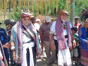 Eis Prezidente da Republika Dr. Jose Ramos Horta no Eis Prezidente no Eis Primeiru Ministru Kay Rala Xanana Gusmao simu husi komunidade sira wainhira atu halo asaun Karidade foin lalais ne&#039;e iha Same.