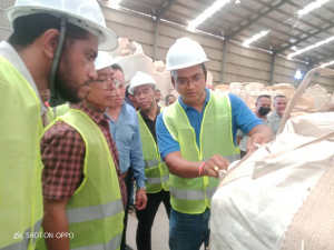 SEKOOP, Elizário Ferreira ho Jeneral Maneger Outspam Agro Timor-leste Unip Lda, Chaytaia Varma hatudu hela kafé ne&#039;ebé atu exporta, Tibar, kinta (18/11).