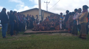 Ministru Asuntu Parlamentár no Komunikasaun Sosiál (MAPKomS), Francisco Martins da Costa Pereira Jerónimo, hasai foto hamutuk ho komunidade iha Postu Admnistrativu Turiskai. 