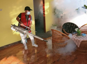 Ekipa Servisu Saude Munisipiu Dili halo fumigasaun ba komunidade nia uma.
