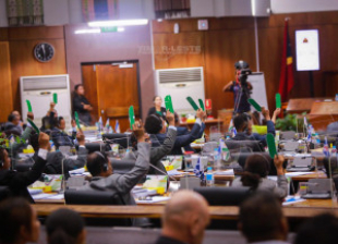 Deputadu sira halo votasaun ba Orsamentu Retifikativu iha plenaria Parlamentu Nasional.  