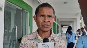 Delegadu Aldeia Lulei António Rangel ko&#039;alia hela ho jornalista sira iha edifísiu Sekretáriu Estadu Kooperativa (SEKoop), Akait, Tersa (27/10). 