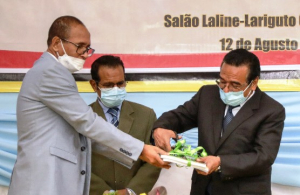 Prezidente CNE, Alcino Baris, hamutuk ho Primeiru Ministru, Taur Matan Ruak, akompaña Prezidente Repúblika, Francisco Guterres &#039;Lú Olo&#039;, halo lansamentu ba Livru Sasukat Ba Estadu Direitu Demokrátika, iha salaun Laline Lariguto CNE, Kolmera, kinta (12/08).