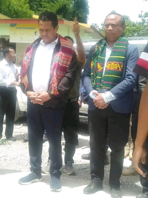 Komunidade sira simu hela MAPKOMS, Francisco Martins da Costa Pereira Jerónimo ho MAE, Minguel do Carvalho iha edifísiu Postu Administrative Alas, sabadu (10/12).