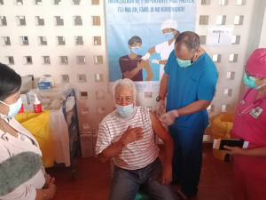 Prezidente Partidu CNRT, Kay Rala Xanana Gusmăo, simu hela Vasina Sinovac doze daruak iha Klínika Maternidade Fatumeta, kuarta (21/07). 