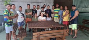 Embaixadora Inés Almeida foto hamutuk ho Timoroan sira ne&#039;ebe hola parte iha Prohrama Seasonal workers iha parte balun iha Australia