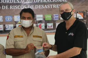Sekretáriu Estadu Protesaun Sivil (SEPS), Joaquim Gumăo dos Reis (karuk), simbolikamente simu apoiu kafé usi reprezentante governu Nova Zelándia iha Timor-Leste (loos), sesta (07/06).