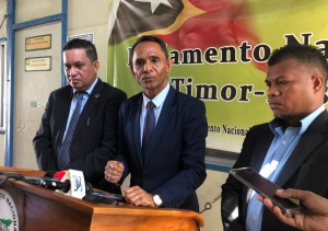 rezidente Komisaun B, José Agostinho Sequeira ‘Somotxo’, Akomapana husi Vise-MF, António Freitas (karuk) ho Vise-MNEK, Julião da Silva  (los).