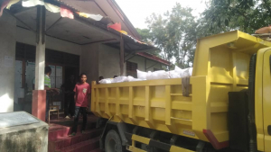Karreta truk tula subsídiu pakóte agrikultura nian para hela iha edifisiu Servisu Agrikultura Baukau, Kinta (02/02).