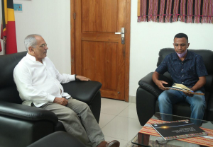 Estudante Mechanical Engineering, Justino Martins Salsinha hasoru malu ho Prezidente Repúblika, José Ramos Horta iha Palásiu Prezidensial Bairo Pite, kuarta (09/08). 