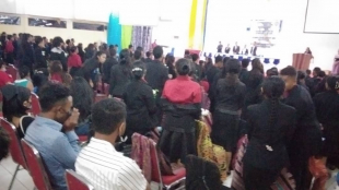 Formandu na&#039;in-157 husi Sentru Formasaun Foemoko (FTC), partisipa hela graduasaun iha salaun Univerisdade Oriental Timor Lorosa&#039;e (UNITAL), domingu (12/12).