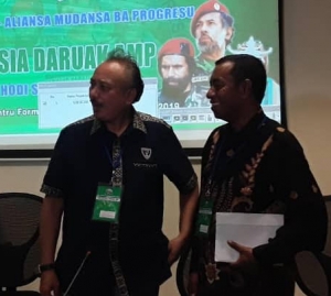 Sekretariu Jeral Partidu CNRT, Francisco Kalbuadi Lay ho Sekretariu Jeral KHUNTO, Jose Agustinho da Silva hamriik besik meja Konferensia AMP (16/11)