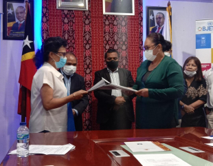 Adjuntu Reprezentante Rezidente UNDP, Lazima Onta-Bhatta, troka hela nota entendimentu ne&#039;ebé asina ne&#039;e ho Diretór Jerál Polítika Parseria no Inkluzivu, Odilia Ung Martins, iha salaun MEJD, Vilaverde, tersa (10/08).