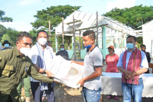 MAPKomS, Francisco Martins Jerónimo ho MTCI, José lucas do Carmo entrega hela fós simbolikamente ba komunidade sira iha postu Maubara, Sabadu (12/06).