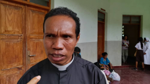 Administradór Apostóliku Dioseze Baukau, Padre Alípio Pinto Gusmão, ko&#039;alia hela ba média sira iha vila antiga Baukau, kinta (17/03).