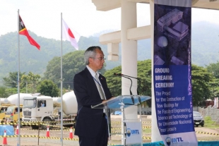 Embaixadór Japaun nian mai Timor-Leste, Hiroshi Minami, bainhira halo diskursu iha ámbitu serimónia hatur fatuk dahuluk ba projetu konstrusaun edifísiu foun FEST iha Hera, tersa (20/2/2018).