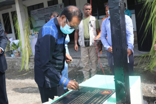 PM Taur asina hela plaka husi Eskola Sekundaria Tékniku Vokasional ESTV Kolejiu Fundasaun Santa Maria Rejina.