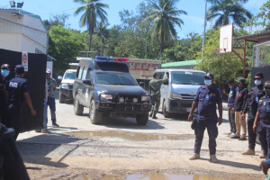 Ambulansia neebé prepara husi SIJK, transporta sai ona mate isin husi sala izolamentu Verra Cruz no prepara atu lori ba metabian nia uma iha Komoro, Kampung Baru, kinta (15/04/2021).