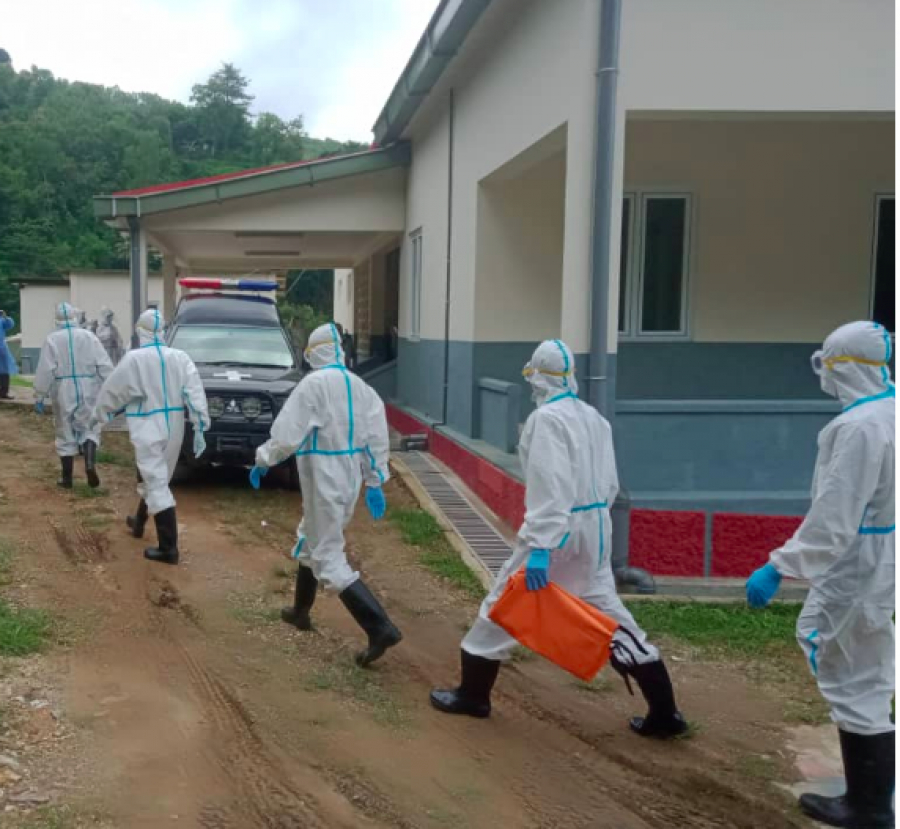Ekipa Funebre hahu prepara atu transporta Matebian ba Ambulansia, iha Lahane, Tersa (6/4)