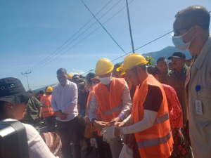 PM, Taur Matan Ruak ofisialmente lansa hela fatuk dahuluk ba reabilitasaun estrada diresaun Kelikai ba Ossu, sexta (9/12).