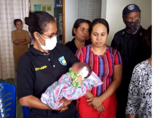 Xefe Gabinete Departamentu Jéneru Komandu Polísia Nasionál Timór-Leste (PNTL), Superintendente Julia da Gama, kous hela bebé Milagrios Soares, ne’ebé komunidade hetan iha Suku Sagadate.